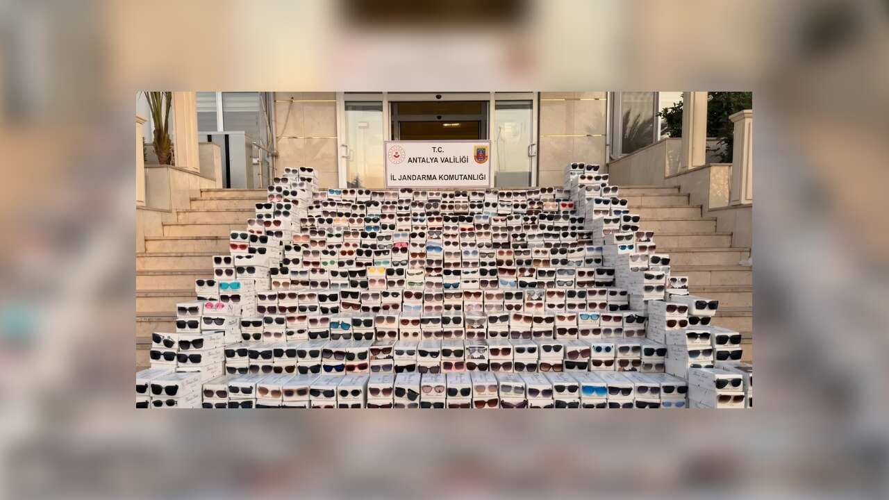 Antalya'da gümrük kaçağı 20 bin gözlük ele geçirildi!