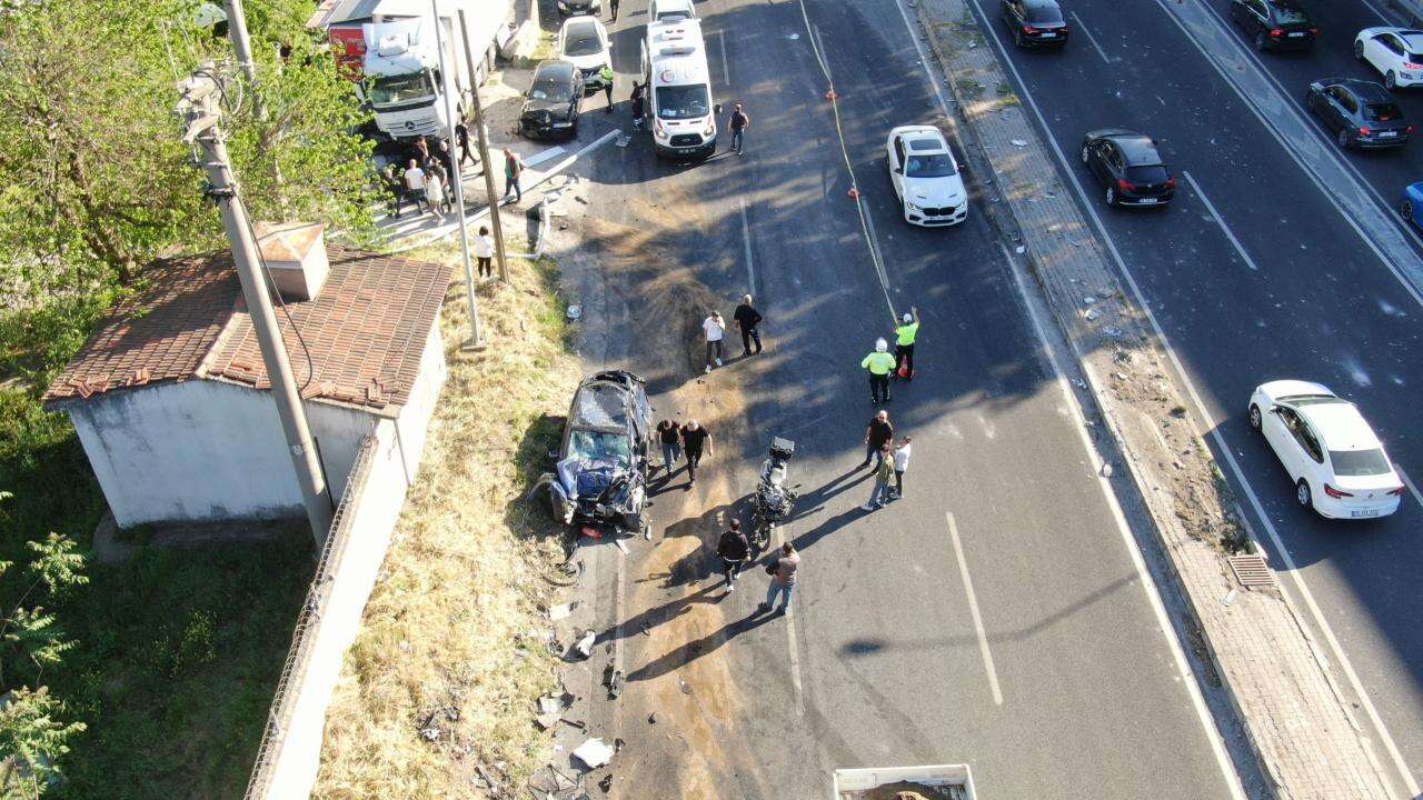 İzmir Bornova'da freni arızalanan TIR 9 araca çarptı!