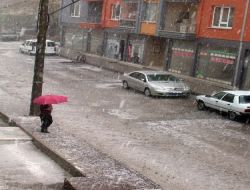Afyonkarahisar'da Fındık Büyüklüğünde Yağan Dolu Hayatı Olumsuz Etkiledi