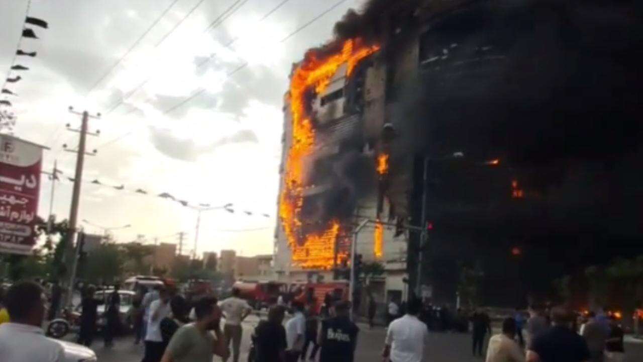 Tahran'da bir alışveriş merkezinde yangın çıktı!