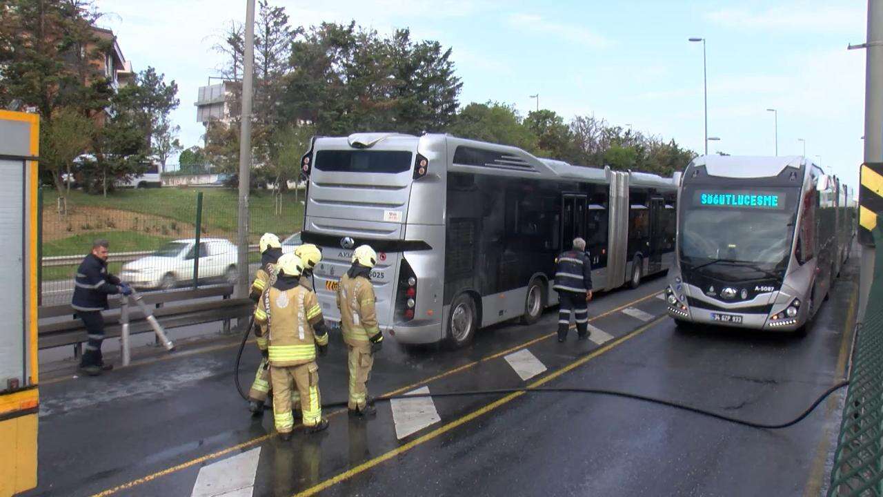 İstanbul'da metrobüsün motor kısmında yangın çıktı!