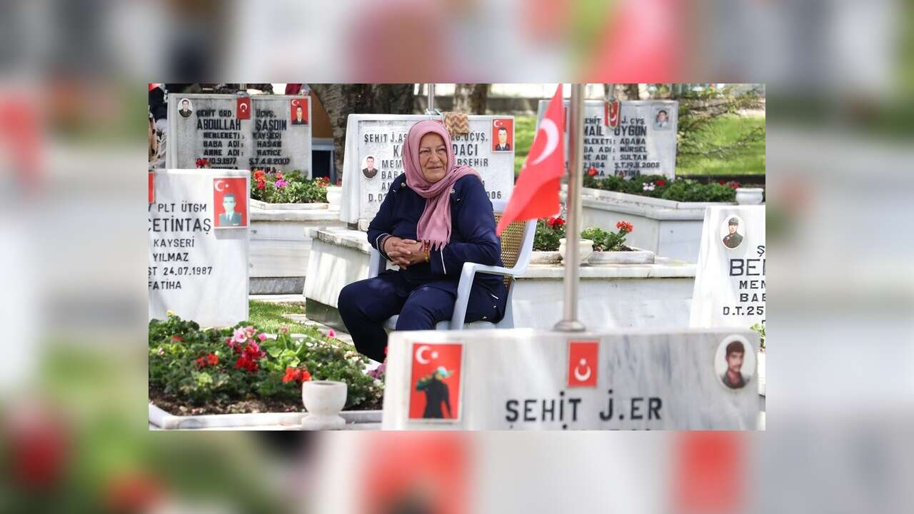 Şehit anneleri, Anneler Günü'nde evlatlarının kabri başında dua etti