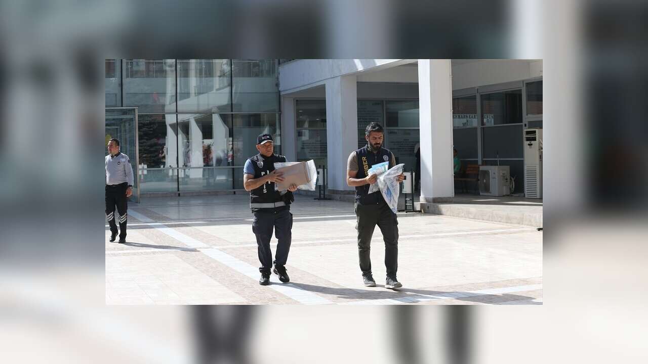 Eskişehir'in Tepebaşı Belediyesi'ne yönelik operasyonda 23 şüpheli yakalandı