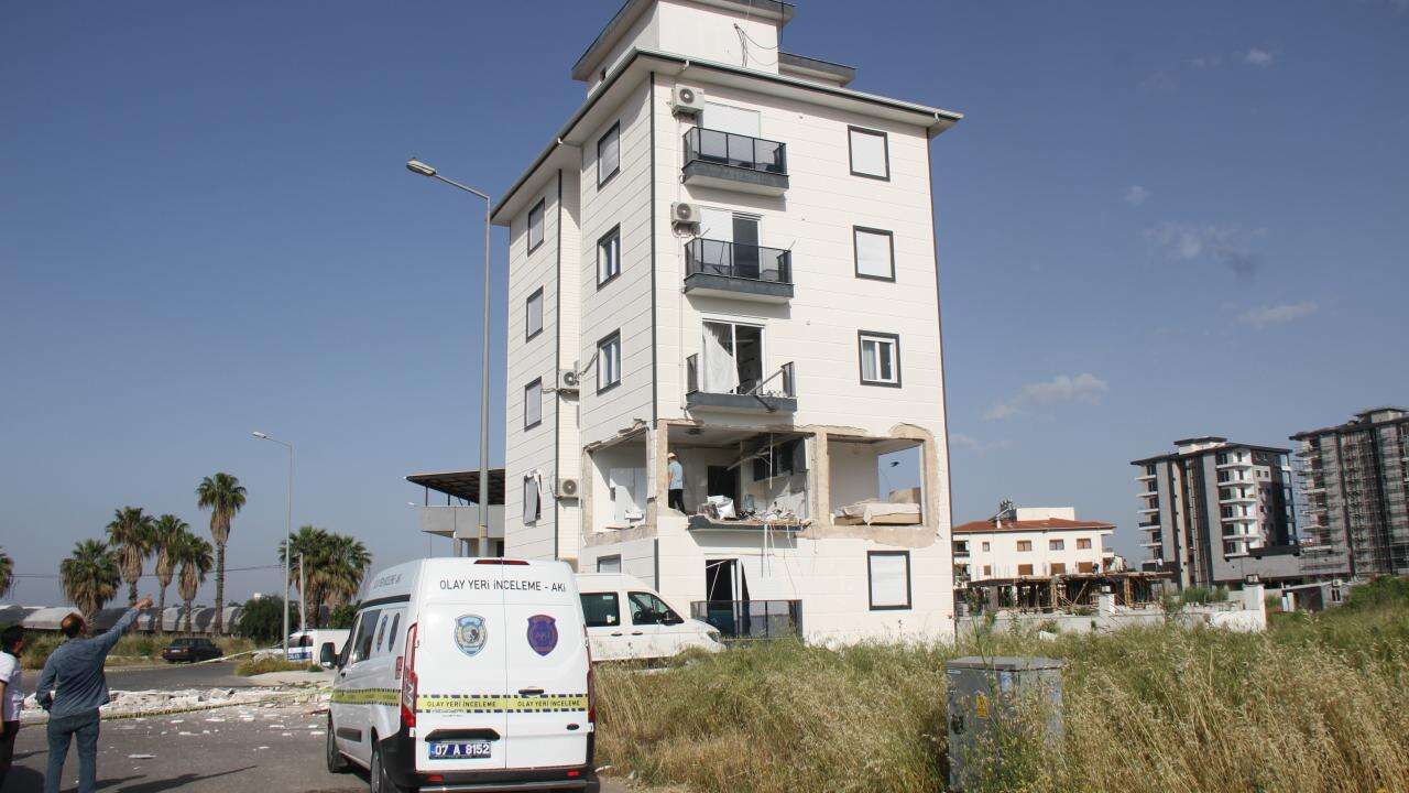 Antalya'da apartman dairesinde patlama meydana geldi