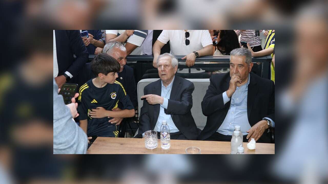 Fenerbahçe Kulübü Başkan Adayı Aziz Yıldırım, taraftarlarla bir araya geldi