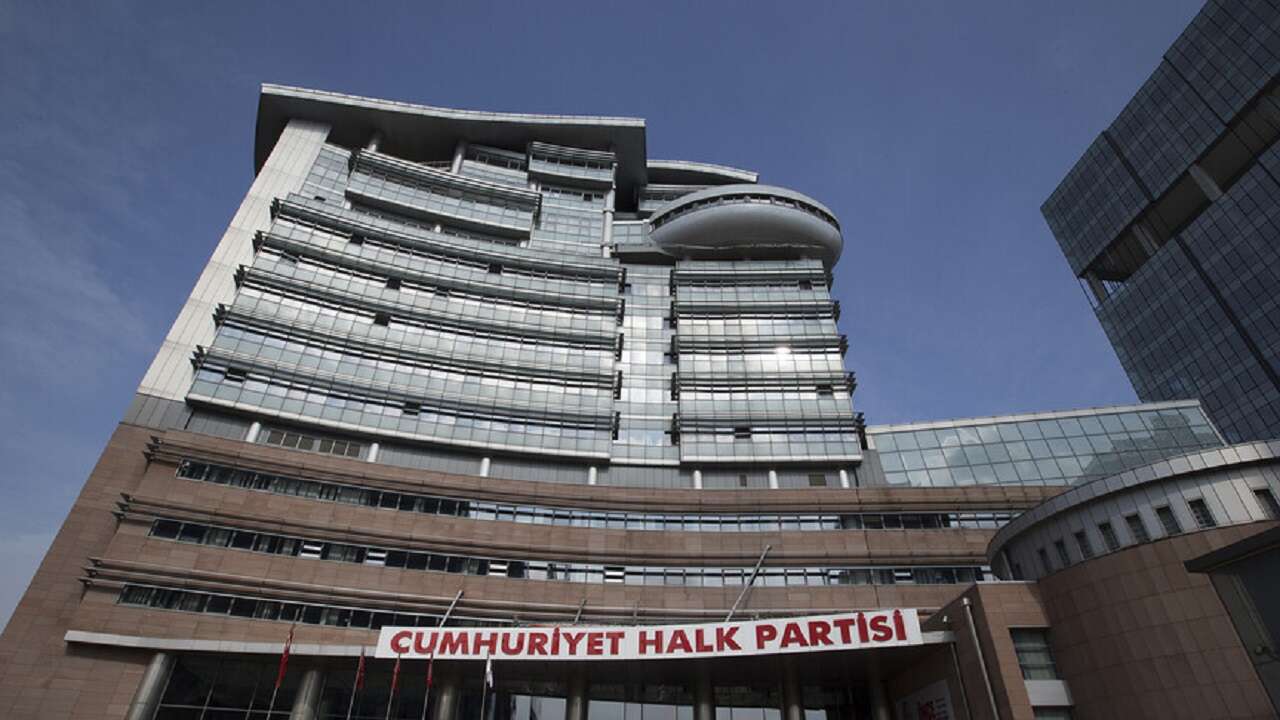 CHP kurultay davasında, Özel ile parti yönetiminin tedbiren görevden uzaklaştırılmalarına karar verildi