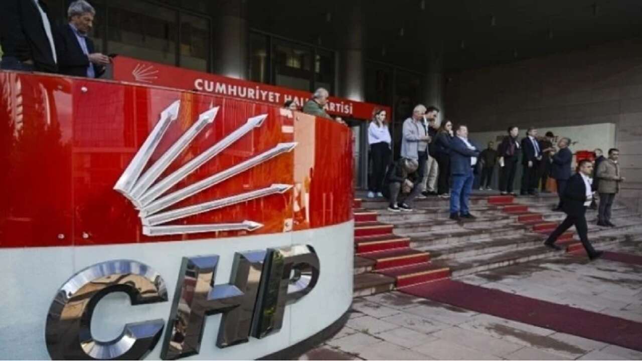 CHP kurultay davasında, Özel ile parti yönetiminin tedbiren görevden uzaklaştırılmalarına karar verildi