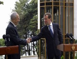 Peres, Rusya'dan İran'a Silah Satışını Gözden Geçirmesini İstedi