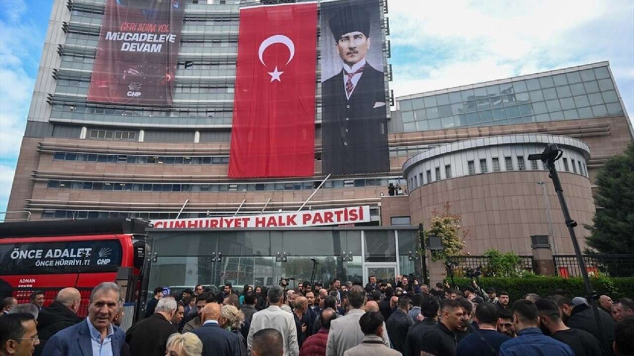 Emniyet ekipleri, CHP Genel Merkezi'nin tahliyesi için parti binasında..