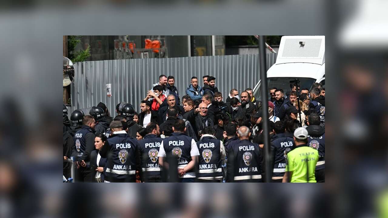 Özgür Özel, CHP Genel Merkezi'nden ayrıldı