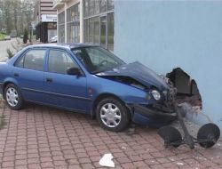 Otomobille Mobilya Mağazasına Giren Kadın Sürücü Yaralandı