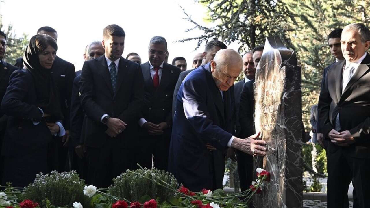 MHP Genel Başkanı Bahçeli, Alparslan Türkeş'in kabrini ziyaret etti