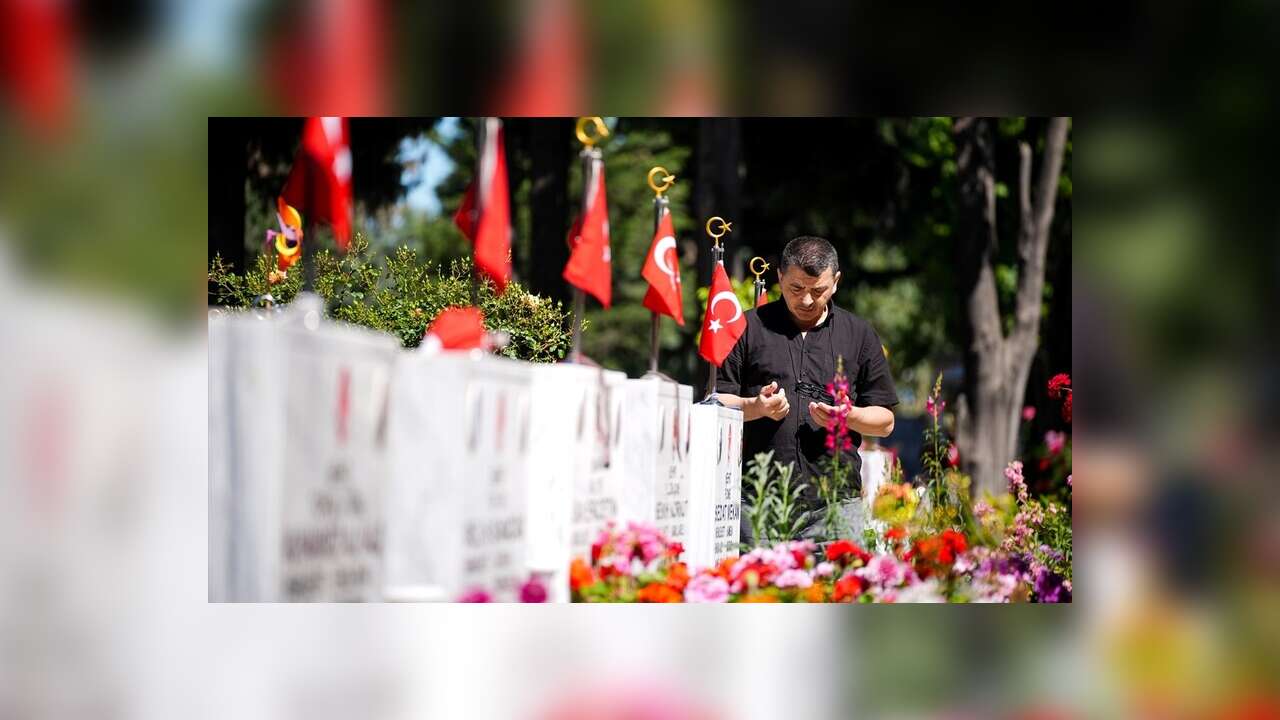 Şehitliklerde hüzünlü bayramlaşma