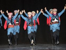 Karagöz Halk Dansları Topluluğu Çocuklar İçin Sahne Aldı