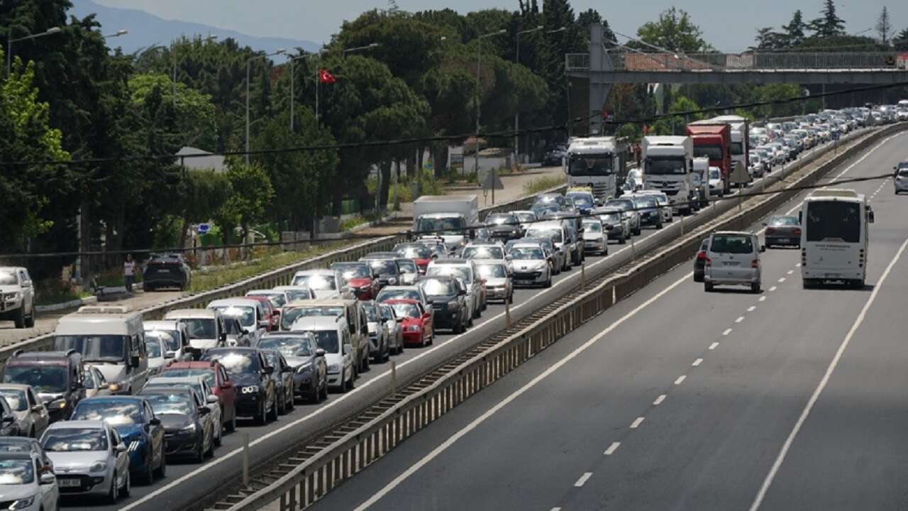 Yollarda bayram tatilinden dönüş yoğunluğu