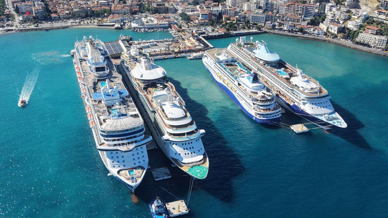 Kuşadası'na 4 kruvaziyerle 9 bini aşkın turist geldi