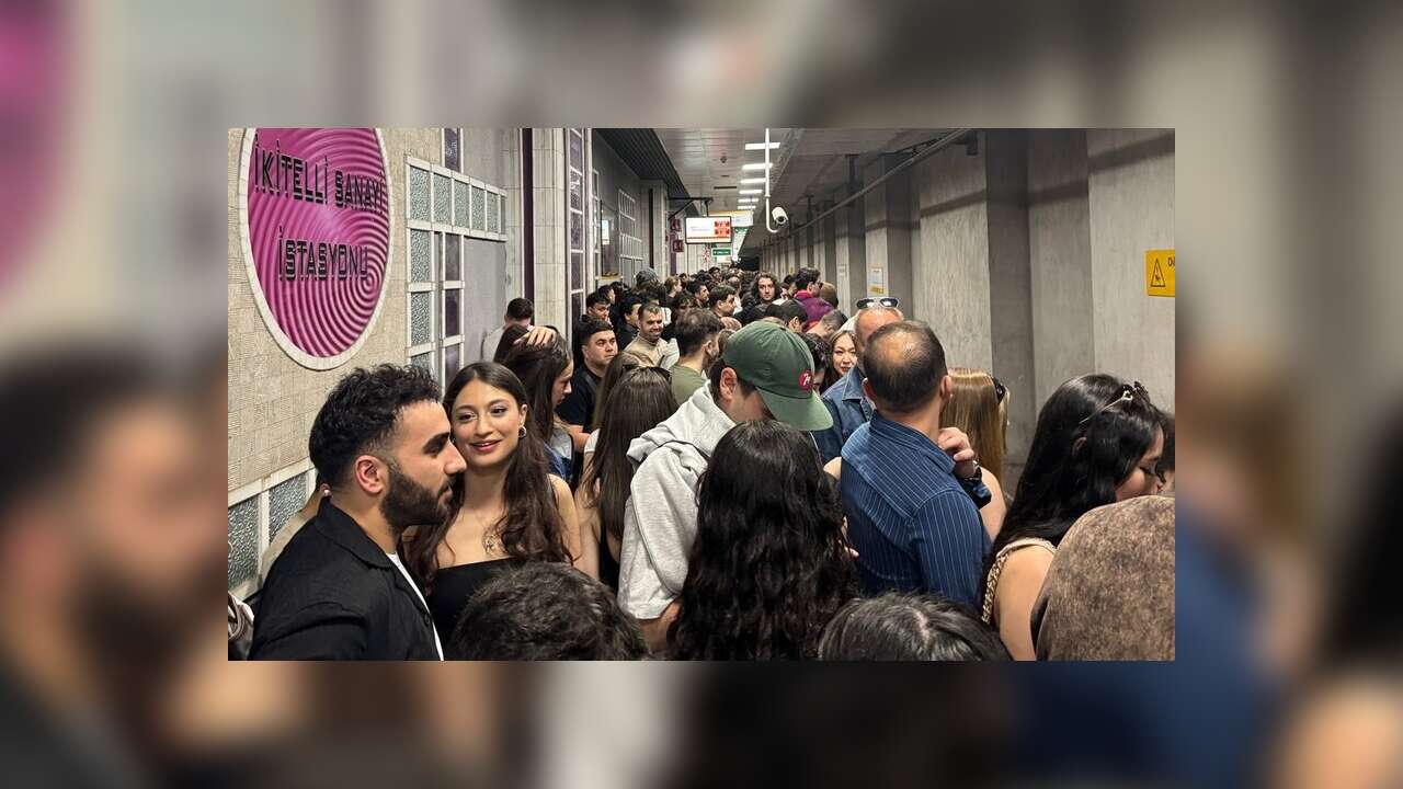 Kanye West'in İstanbul konseri öncesi metroda izdiham yaşandı