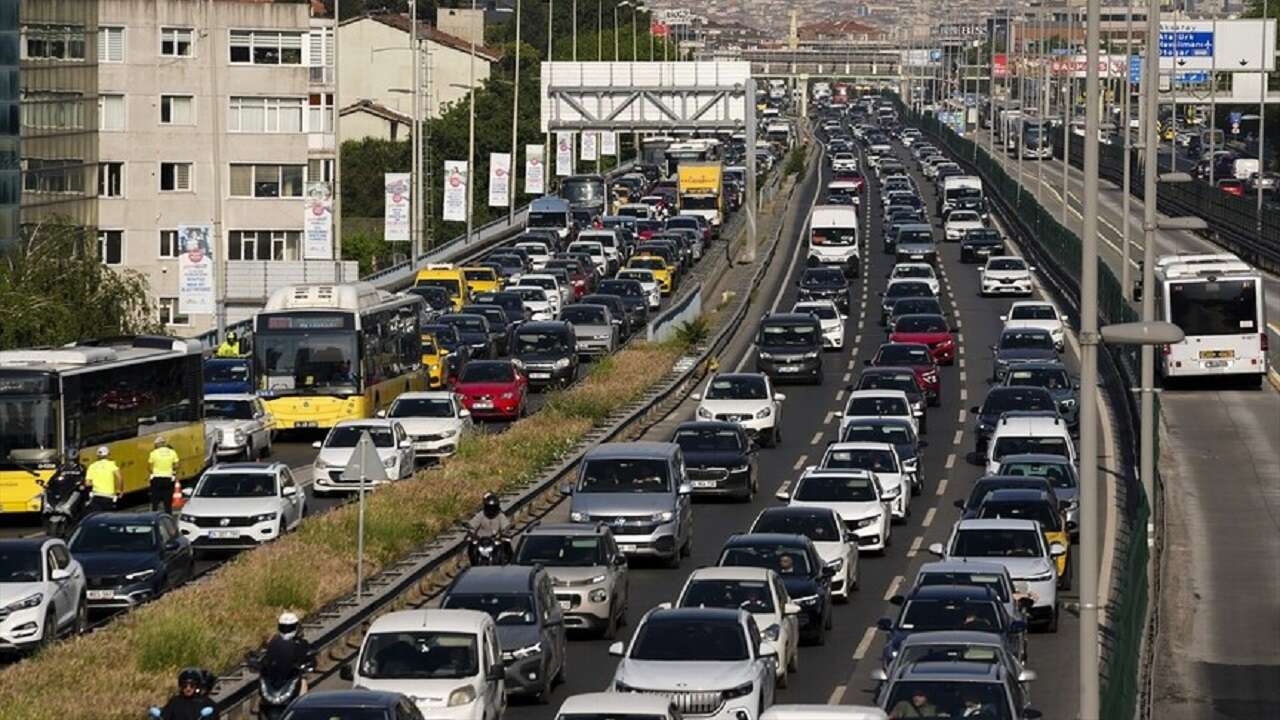 İstanbul ve Ankara'da bayram tatilinin ardından ilk iş gününde trafik yoğunluğu