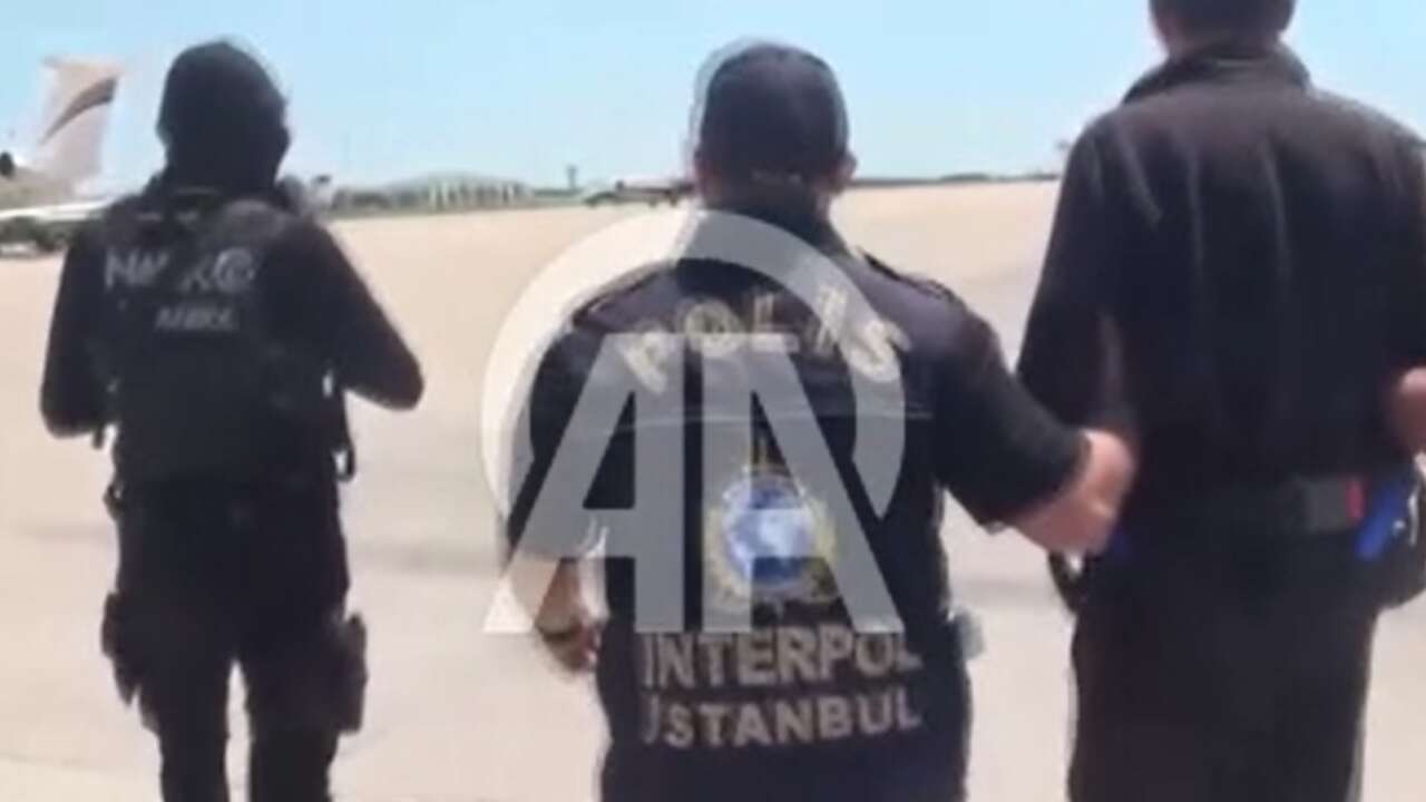 Kırmızı bültenle aranırken İstanbul'da yakalanan Hollandalı zanlı ülkesine iade edildi