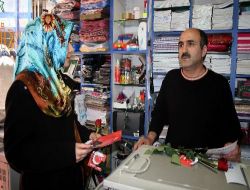 Sp'li Kadınlar Esnafa Gül Dağıttı!