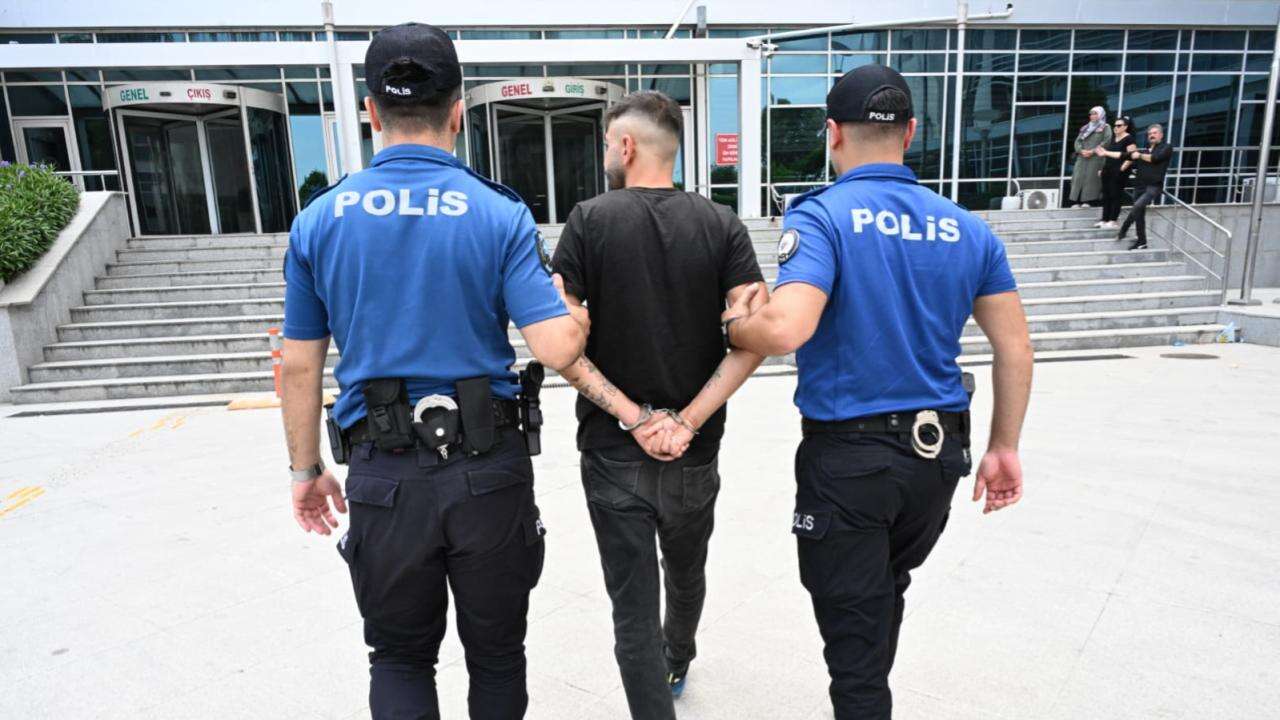 Kırmızı bültenle aranan firari Mersin'de yakalandı
