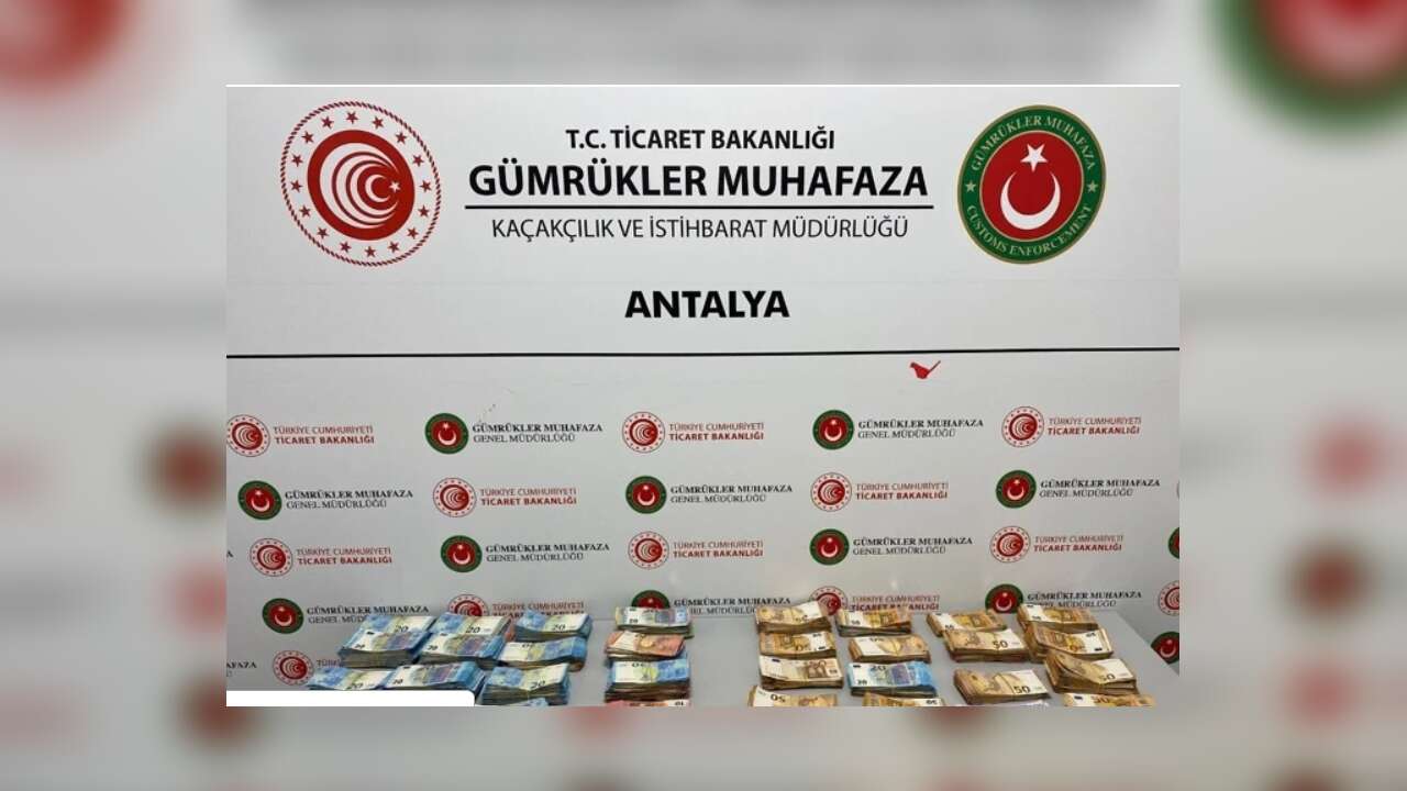 Antalya Havalimanı’nda bebek bezine gizlenen 381 bin euro yakalandı