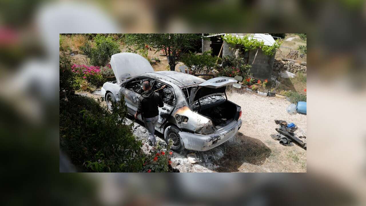 Filistin topraklarını gasbeden İsrailliler, Batı Şeria'da bir Filistinlinin aracını ateşe verdi