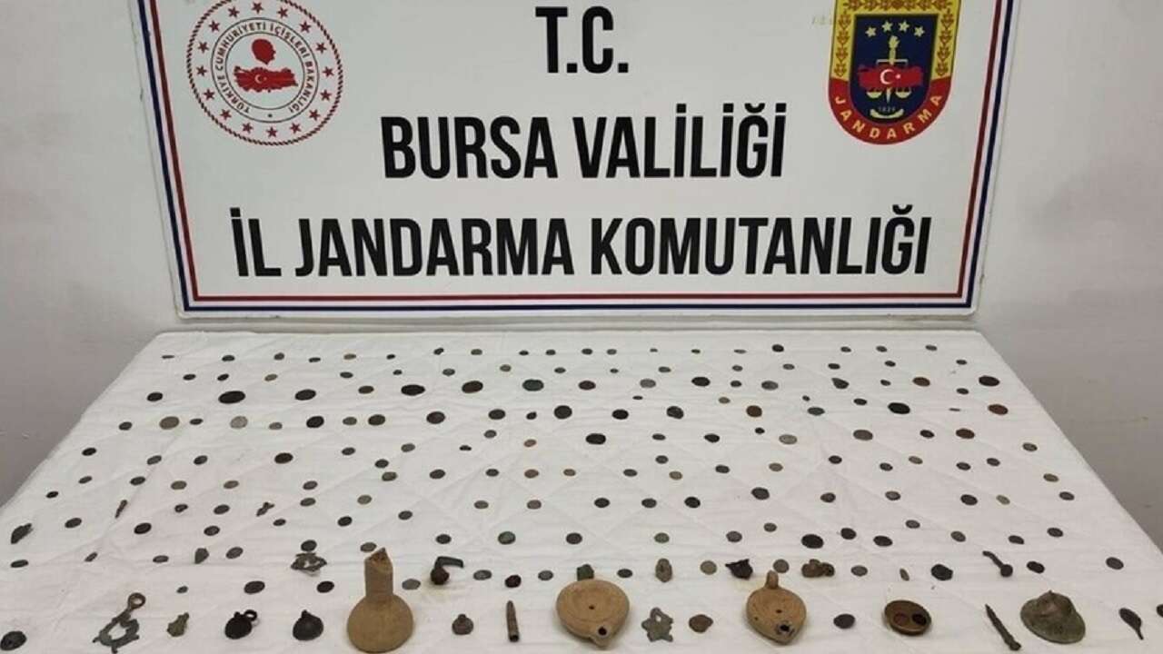 Bursa'da tarihi eser operasyonunda 202 sikke ve obje ele geçirildi