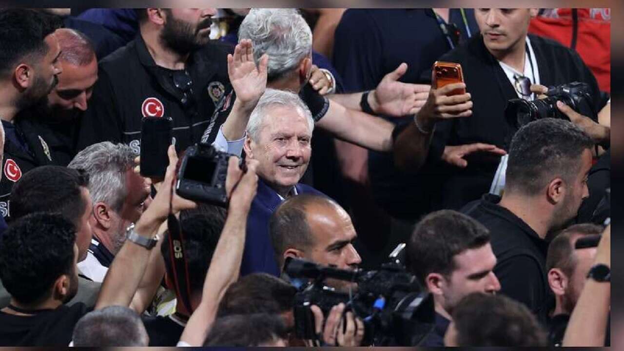 Fenerbahçe Başkanı Aziz Yıldırım ve yönetim kurulu üyeleri, mazbatalarını aldı