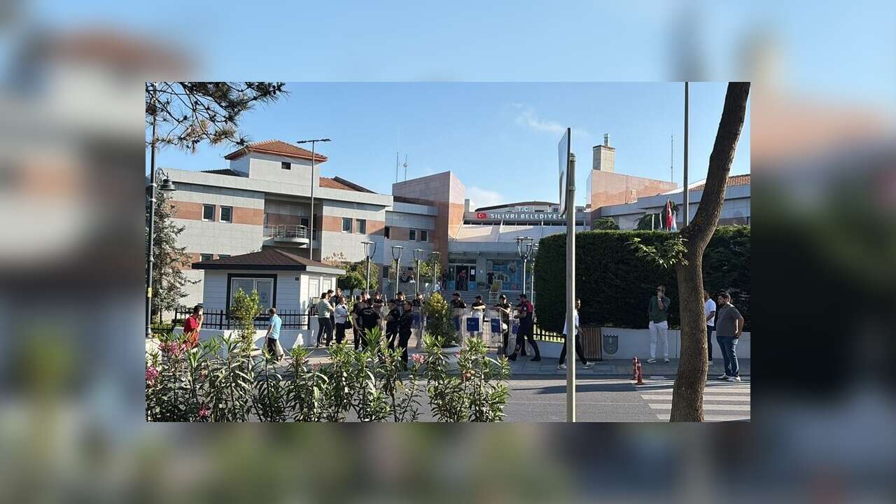 Silivri Belediyesine yönelik operasyonda 17 şüpheli gözaltına alındı
