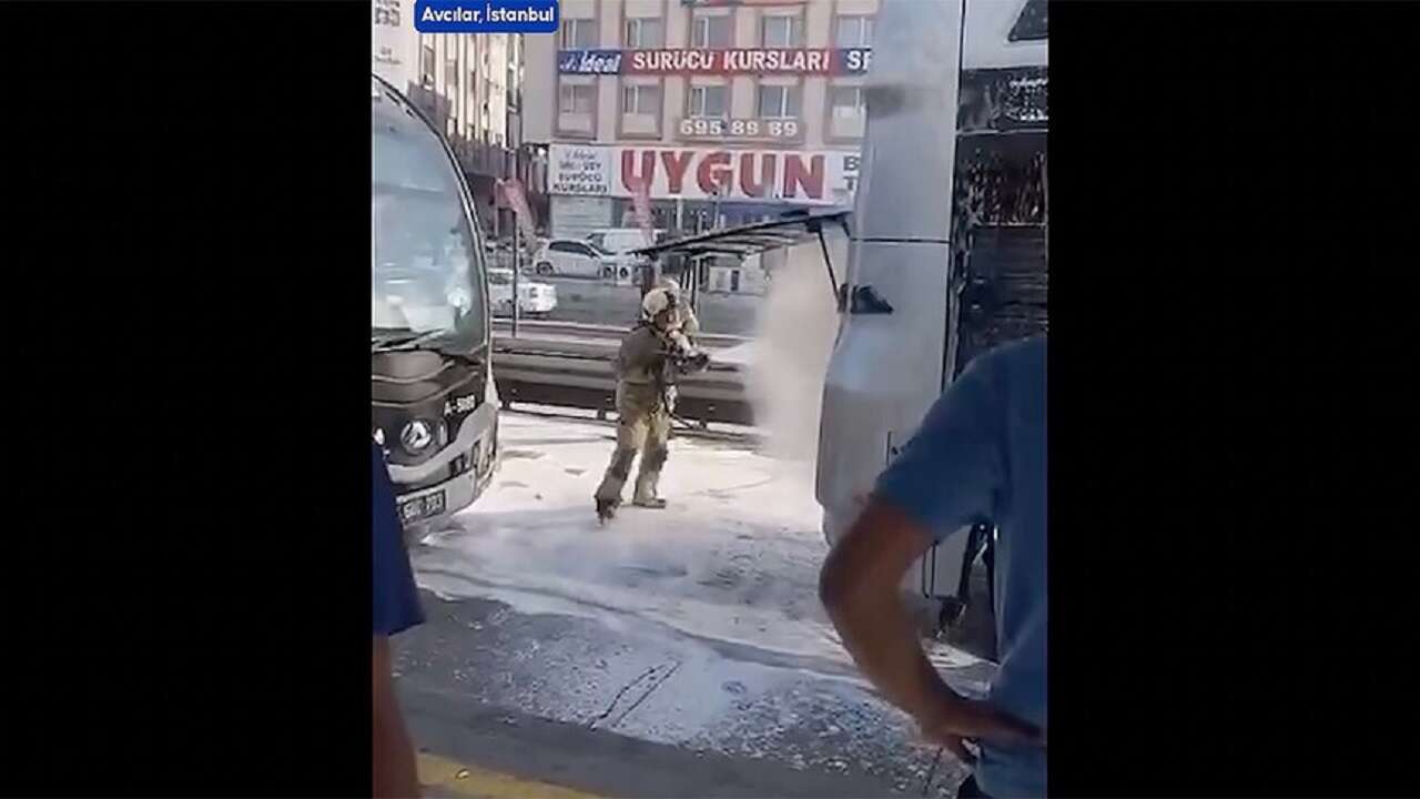 Avcılar'da metrobüste çıkan yangın söndürüldü