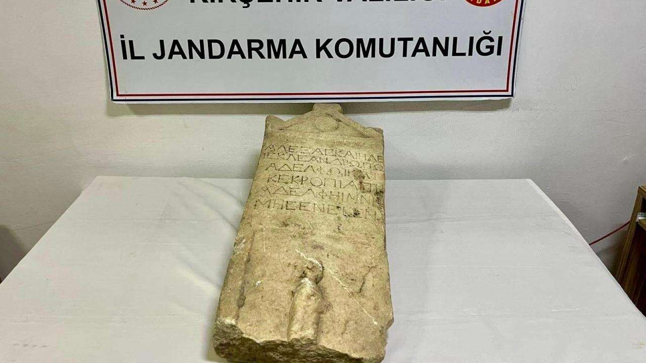 Kırşehir'de Roma dönemine ait mezar taşı ele geçirildi
