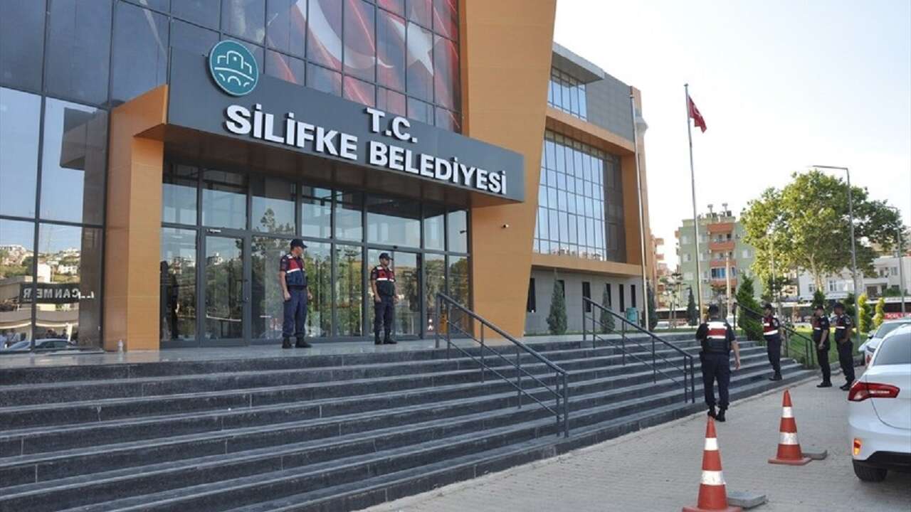 Silifke Belediyesine yönelik operasyonda Belediye Başkanı Turgut ve 17 şüpheli gözaltına alındı