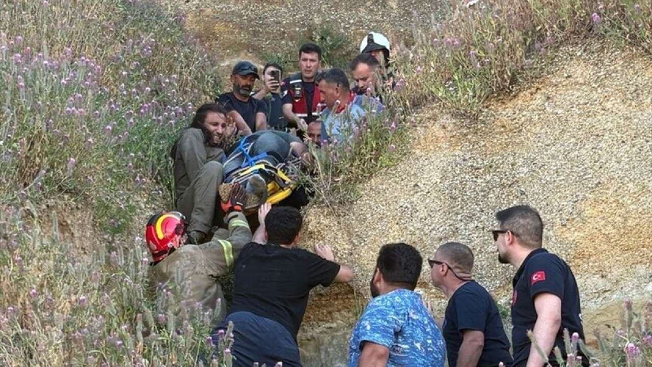 İst'da yamaç paraşütü yapan 2 kişi kayalıklara çarparak yaralandı