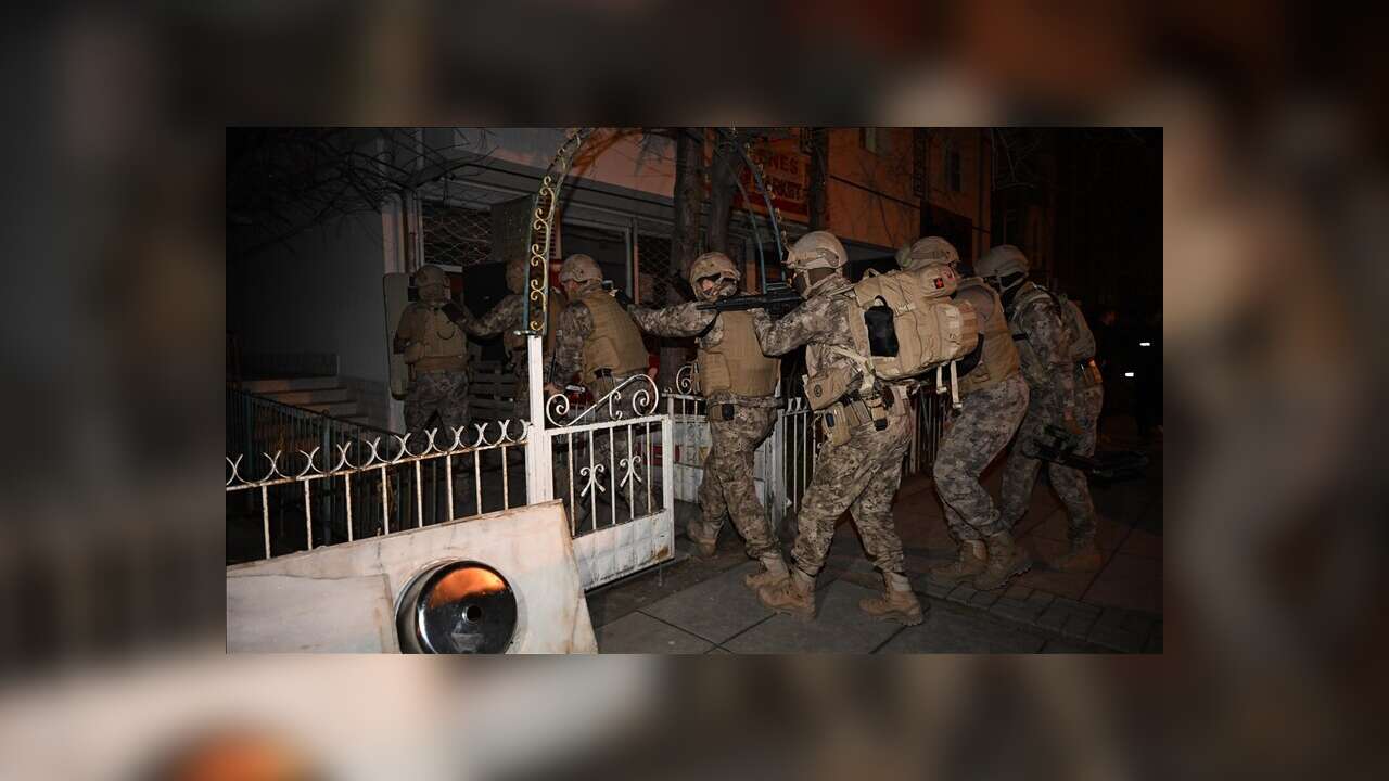 Terör örgütlerine yönelik operasyonlarda 233 şüpheli yakalandı