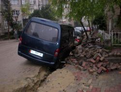 Yağmurun Çökerttiği Kanalda Araçlar Mahsur Kaldı!