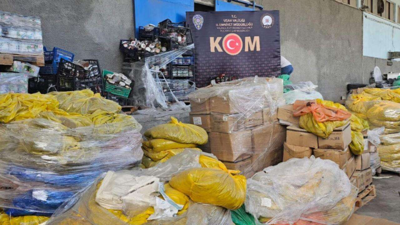 Uşak’ta akıllara durgunluk veren gıda skandalı! 29 TON TARİHİ GEÇMİŞ ÇİKOLATA