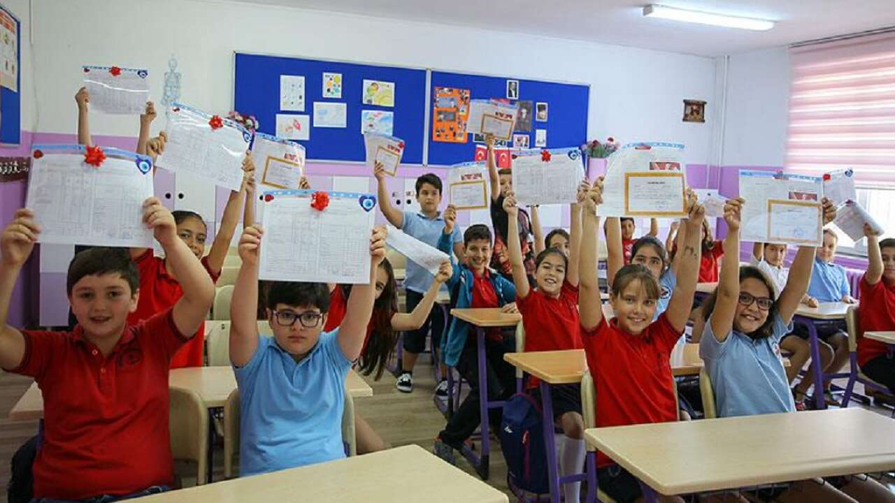 Yaklaşık 18 milyon öğrenci için "karne zili" çalıyor..