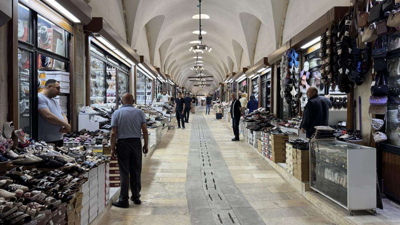 Depremde hasar gören Tarihi Kapalı Çarşı yeniden esnafıyla buluştu