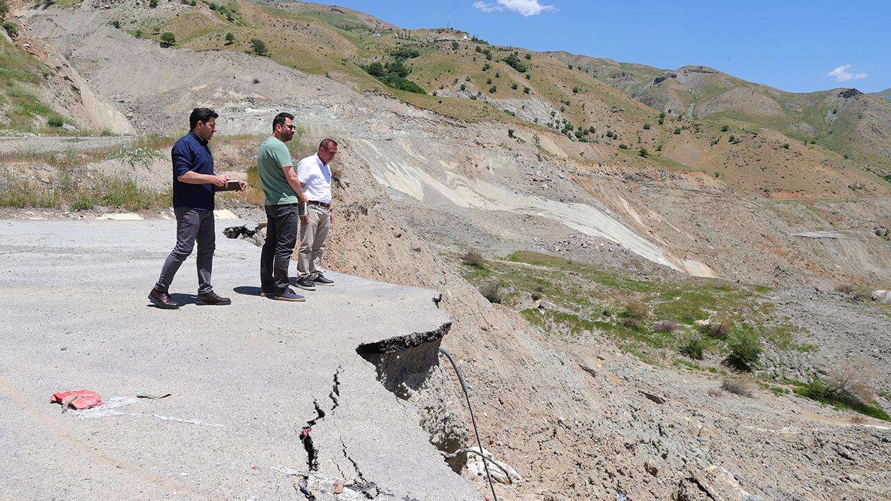 Hakkari-Van yolunda heyelan alarmı: Hareketlilik sürüyor