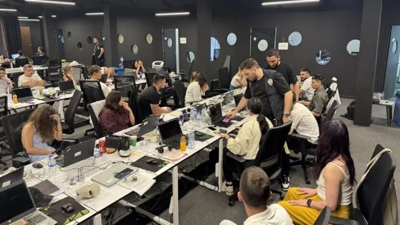 İst'da bir çağrı merkezi üzerinden Avrupalıları dolandıran suç şebekesi çökertildi