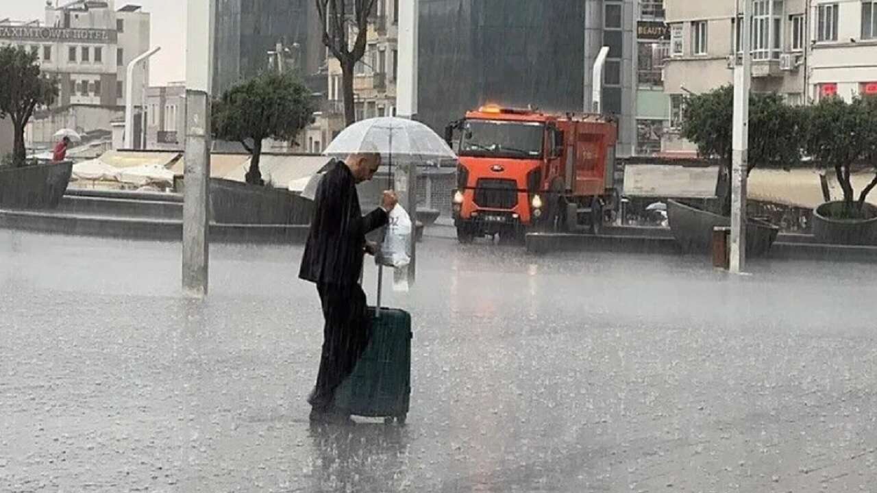 İst'un bazı bölgelerinde etkili olan gök gürültülü sağanak hayatı olumsuz etkiledi