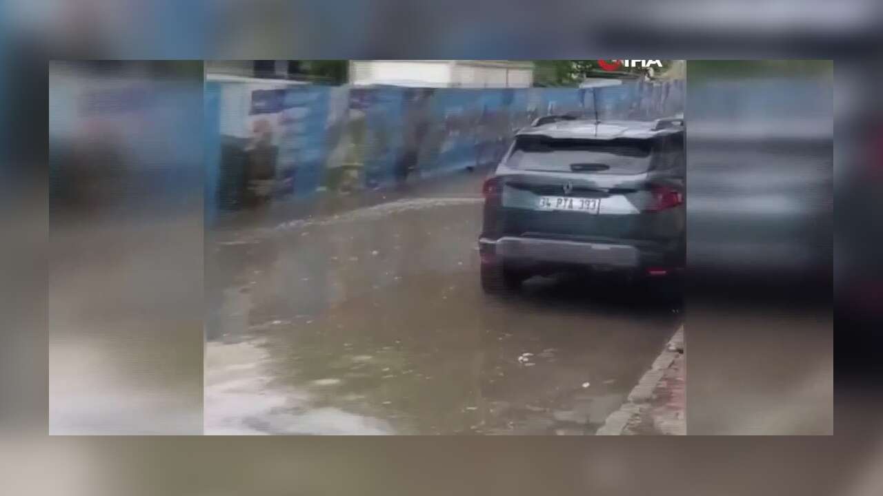 İstanbul'da beklenen yağış felç etti: Yollar göle döndü