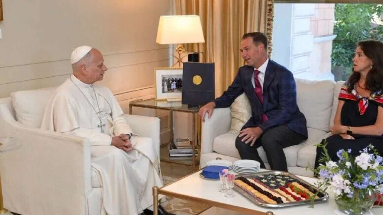 Papa, Trump ile yaşadığı gerginlik sonrası ABD Büyükelçisi'yle "sürpriz" akşam yemeğinde görüştü