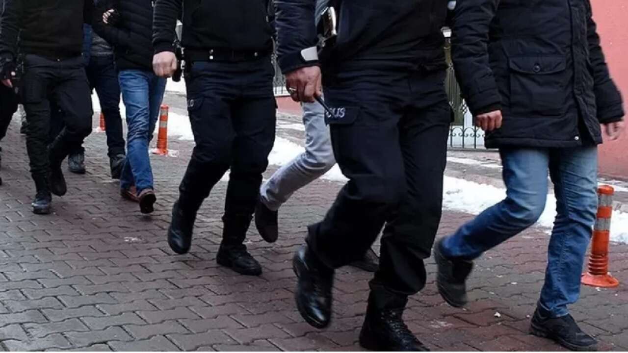 İzmir merkezli 5 ilde "kurgu kaza" yoluyla sigorta şirketlerini zarara uğratan suç örgütüne operasyon