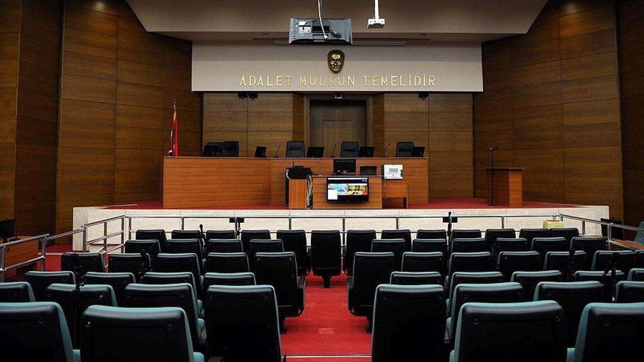 İzmir'de "rüşvet almak" suçundan yargılanan 2 memura hapis cezası
