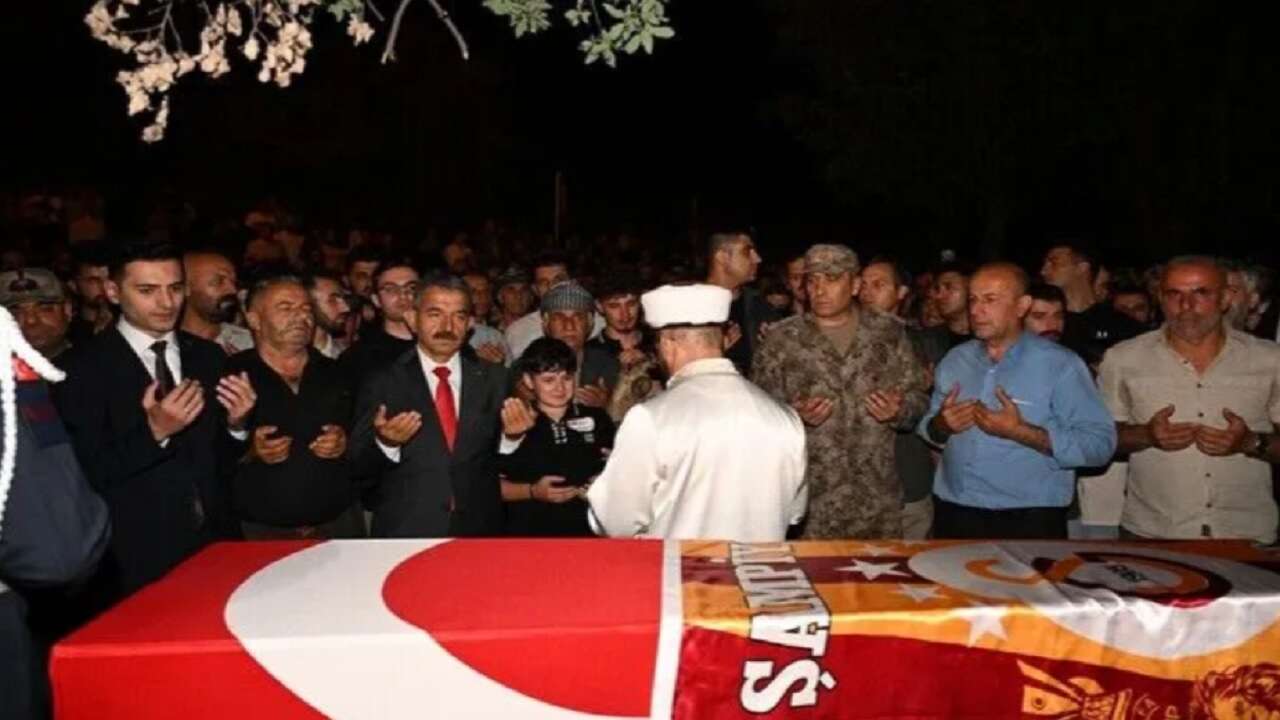 Şanlıurfa'da halı sahada kalp krizi sonucu ölen jandarma uzman çavuşun cenazesi Şırnak'ta defnedildi
