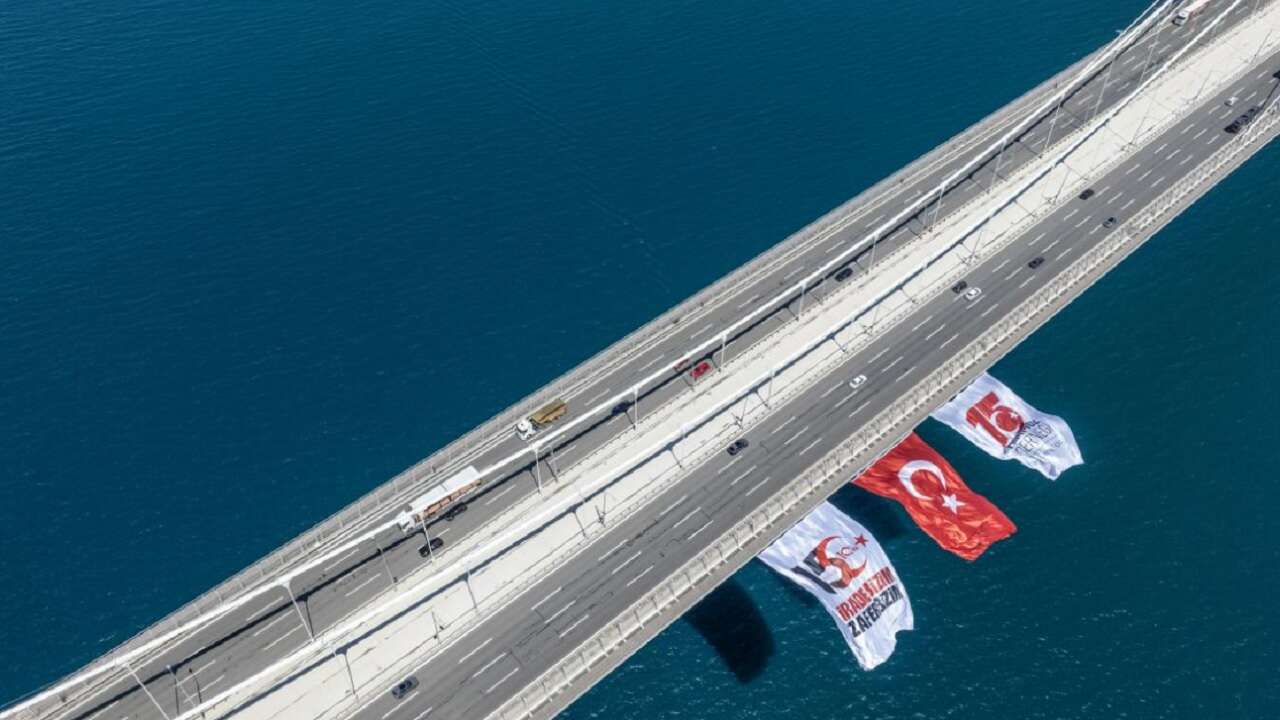 Boğaz'daki köprülere 15 Temmuz dolayısıyla Türk bayrağı asıldı