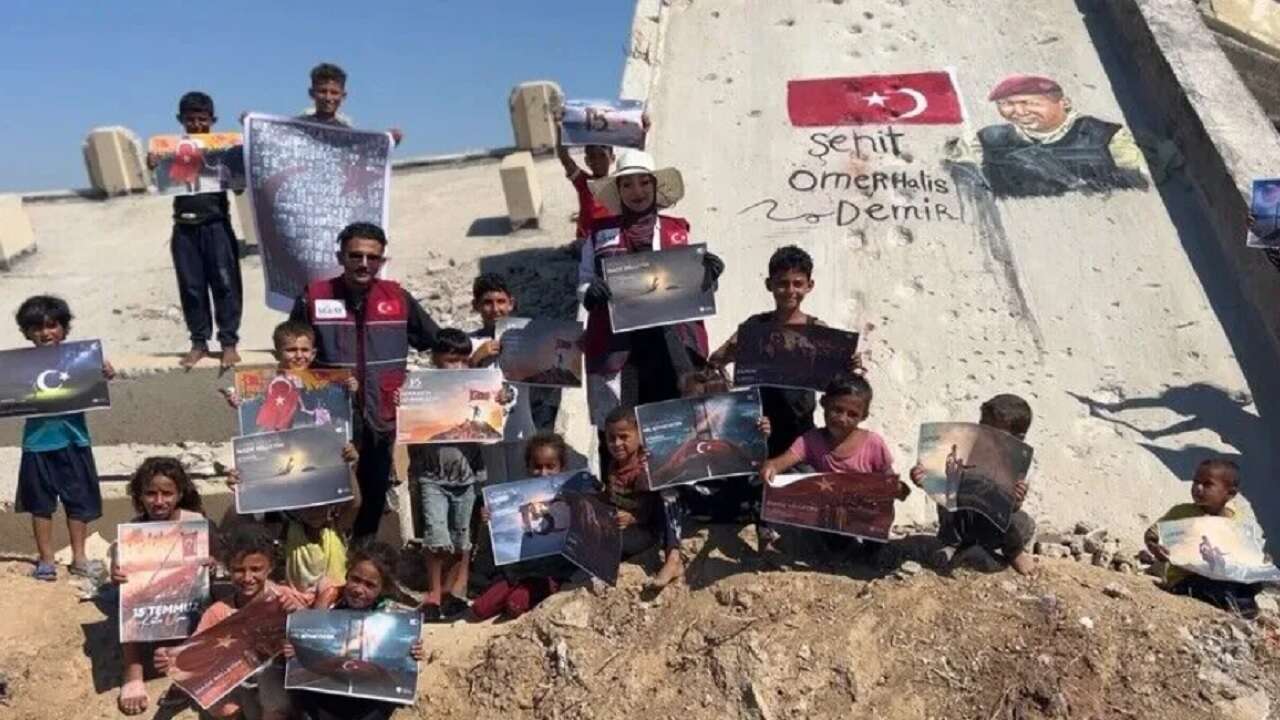 Gazzeli gençler, Şehit Ömer Halisdemir'i duvar resmiyle andı