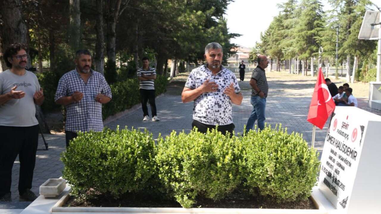 15 Temmuz'da Ömer Halisdemir'in kabrinde yoğunluk